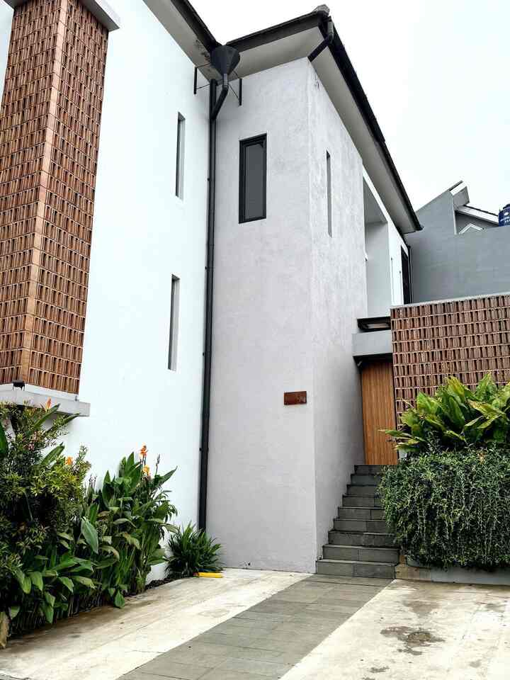 Fasad Industrial 

Fasad ini dibuat introvert tidak terlihat kegiatan didalam, dan penghuni pun tidak santai2 nongkrong depan rumah, tidak ada balkon ataupun teras rumah, dikelilingi roster ukuran 10x20 yang dipasang acak #facadestyle #idefasad #inspirasifasad #bumitimi #reviewbumitimi #fasadindustrial