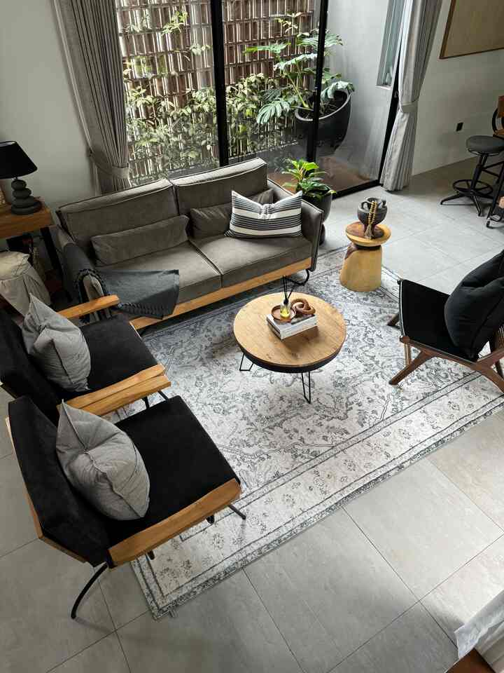 Living Room

Ruangan untuk nerima tamu dekat, family ataupun kami leyeh leyeh, dengan design sentuhan kayu besi, hitam dan sedikit etnik dari karpet bisa disebut industrial #industrial #homedecorinspo #roomdecorinspo #rumahestetik #livingroomindustrial 
