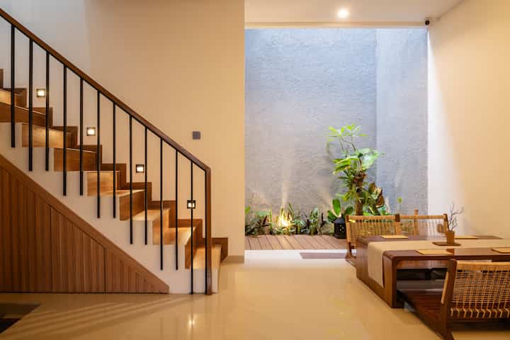 Rumah bergaya minimalis dengan aksen japandi di beberapa sisi untuk menambah kesan aesthetic pada setiap ruangnya

#homedecorinspo #roomdecorinspo #rumahestetik #rumahdepok #homeinspo #rumahjapandi #rumahminimalis #rumahalavilla