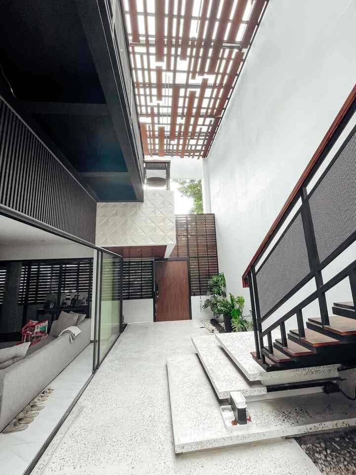 ✨Resort inspired✨

Aku dan suami suka banget spend waktu saat liburan tu stay di villa atau resort bagus. Prefer gojek makan ke villa atau makan di resort di banding keluar untuk kuliner. 

Makanya saat kita bangun rumah ini, itu konsep pertamanya. Segimana mungkin banyak openspace dan ga sumpek. Walaupun udara ga sesejuk bandung tapi dengan sirkulasi udara yang baik dan banyak tumbuhan, rumahnya jadi lebih asri dan bikin betah. 

 Cons nya ya tentu ada yaa punya model rumah terbuka seperti ini. Tapi worth it kok ❤️

#tropicalmodern #industrial 
#homedecorinspo
#rumahestetik