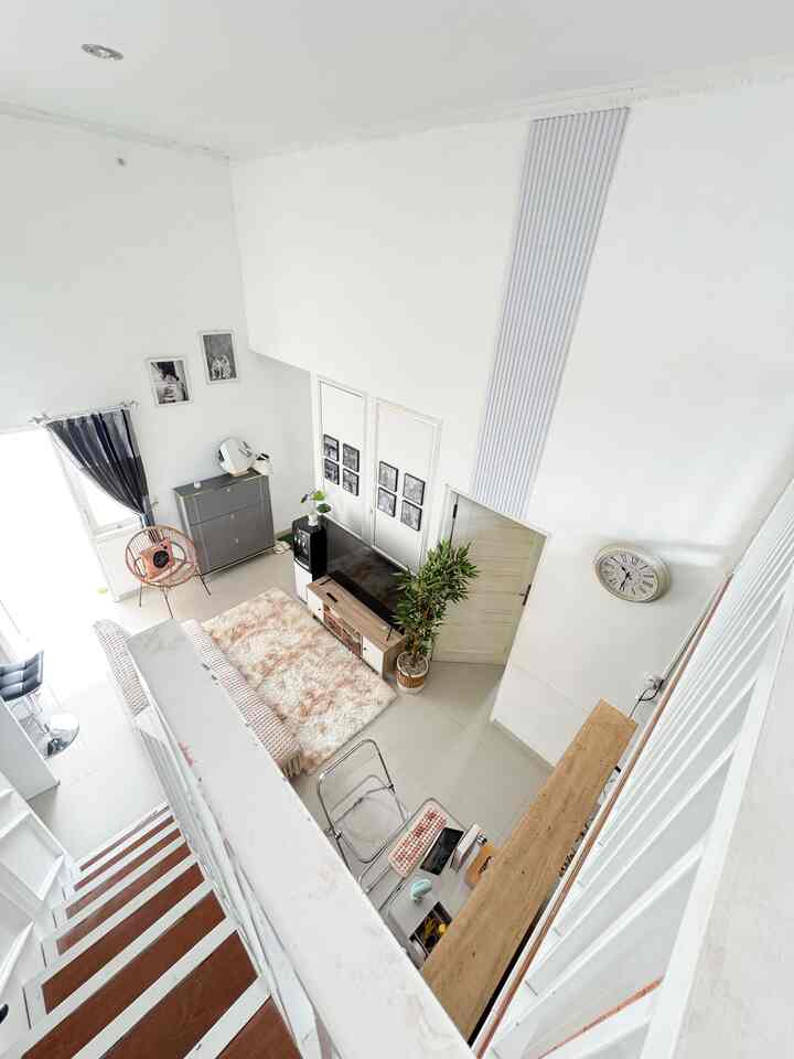 Rumah Wood & White (dominan white) di pedesaan 🤍🤎
Tema rumah ini mengarah pada japandi, 
Di rumah ini, mayoritas ruangannya menerapkan tema japandi dengan menggunakan perabot mayoritas kayu dan warna wood & white, di dominasi warna putih, serta diberikan sedikit sentuhan beberapa warna netral seperti abu-abu atau hitam ✨

Selain itu perabotan yang kami gunakan serba multifungsi, seperti partisi kayu yang bisa di buka tutup, lemari bawah tangga yang digunakan sebagai  storage dan pembuatan mezzanine untuk ruang kerja & ruang santai, seperti ciri pada rumah japandi yang menggunakan perabot multifungsi dengan maksud space saving ✨

#Japandi
#Homedecorinspo
#RumahEstetik
#RumahMezzanine
#rumahpedesaan  