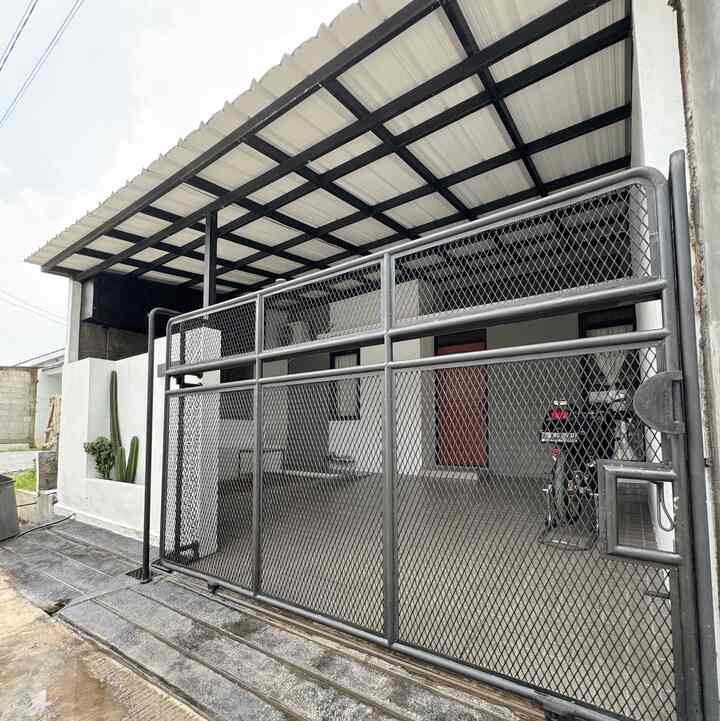 Fasad semi Industrial japandi dilahan 6x10m

ini adalah rumah subsidi yg kami beli secara cash, agar kedepannya fasad yg kami punya bisa kami rubah tanpa bertentangan dengan aturan dirumah subsidi.

sejujurnya fasad ini masih original bawaan dari developer, kami hanya mengubah warna cat pada tembok depan,membuat area carport, membuat taman kering dan pagar depan.

rumah bergaya industrial japandi adalah salah satu wishlist aku pribadi,kebetulan suami setuju. dengan budget renovasi yg pas2an kami terpaksa tdk mengubah bentuk fasad depan dalam waktu dekat.

gaya industrial terletak pada
✨ pemilihan pagar besi yg berbentuk pipa
✨bagian tembok ditaman kering yg hanya     diaci semen saja
✨canopi alderon yg kami beri aksen bentuk persegi pada rangka bajanya dan kami biarkan terbuka tdk di tutup plafon dan baja ringan tsb kami cat warna hitam doff
✨dan rak gantung diarea taman kering yg berfungsi untuk ruang penyimpanan barang (karna rumah kami tdk memiliki gudang).

gaya japandi terletak pada :
✨area taman kering yg kami kasih decking kayu jati agar kesan natural masih ada di taman kering segaris ini.

Gaya ini kami ambil agar tone warna dirumah kami senada yaitu putih , hitam , cokelat. 

semoga bisa menginspirasi utk kalian yg berencana renovasi rumah dilahan 6x10m ✨

#FacadeStyle
#IdeFasad
#InspirasiFasad

