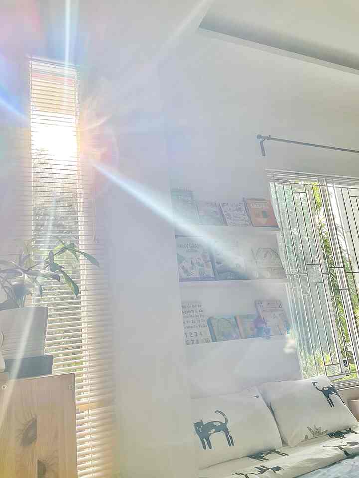 Elements of Scandinavian style bedroom • the heart of thehk.room

Wood furniture and wooden accents are very dominant here, the combination with neutral colors creates a minimalist aesthetic look. We present to you the view of 8.30 am, when the morning sunlight enters the room..

#scandinavian
#homedecorinspo
#homeaesthetic
#clusterhouse
#aestheticbedroom