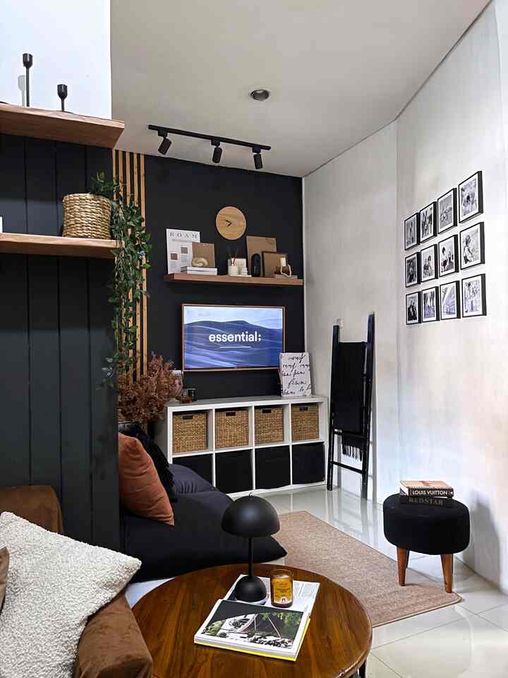 ➖ Interior Style

Style dekorasi dirumah ini masih berkonsep Warm and Bold, dengan nuansa #ModernRusticInterior di dominasi warna-warna bold seperti Hitam, Coklat, Caramel juga sentuhan warna putih agar lebih balance dan netral.

Kami memilih style ini agar ruangan lebih warm dan compact. Juga karena kesukaan kami pada warna Bold. 

#ModernRusticInterior #WarmandBold #Roomdecorinspo #Homedecorinspo #RumahEstetik #DarkModernInterior #homedecor #homeinterior #dekorasiruangtamu #dekorasiruangtv #dekorasiruangkeluarga