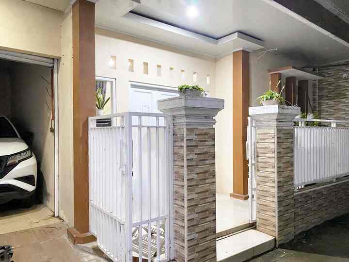 Fasad rumah

Rumah di dalam gang yg berluaskan hanya 72m dengan ukuran memanjang 9x8 ini jujurly susah sekali untuk dapat foto fasad rumah ini. 

Untuk tema fasad rumah ini sebetulnya aku pribadi penyuka minimalis dan penyuka warna krem & putih. Supaya tidak polosan, kami memberi sedikit keramik batu alam motif untuk di depan rumah ini. Dan sedikit tanaman agar terkesan lebih hidup. 

#FacadeStyle #IdeFasad #InspirasiFasad #rumahdalamgang #rumahdibekasi #rumahdarabayu #rumahmungil #rumahsederhana 