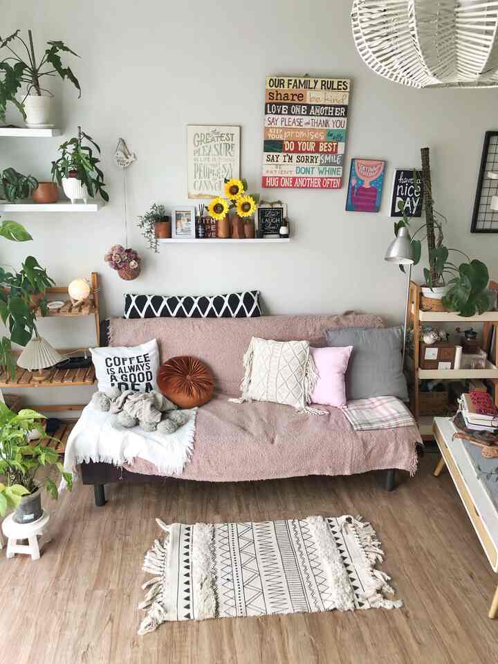 style bohoscandi ini, kompromi saya yang galau antara bohemian dan scandi yang minimalis. akhirnya pilih warna yang scandi tapi printilan dekoratif yang boho. Adil ya? 😁 Jadilah ruang kerja ini terasa cozy. tanaman? setelah melewati pandemi, jadi dekat di hati. bikin mata adem juga 🍃🍃

#bohoscandi #roomdecorinspo #rumahestetik #plantmom #decorlowbudget #cozyhome #catlover
