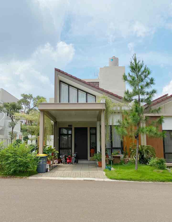 • Facade bergaya Japandi 
Rumah pertama pilihan kami dengan facade bergaya japandi yg memang sudah bawaan dr developer, facade yg cukup unik ini tidak banyak yg kami rubah hanya saja di bagian belakang kita tingkat sampai lantai 3 untuk tempat cuci jemur dan juga tempat toren air.. 

#facadestyle #idefacade #inspirasifacade #rumahdeveloper #rumahcluster 