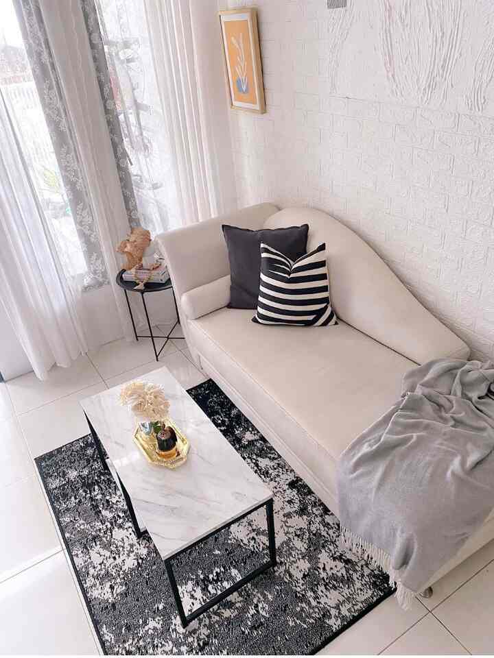 Untuk style decor di rumah, kami masih mengusung tema minimalis open space karena dengan konsep ini rumah kami yg terbatas bisa terlihat lebih luas. Hampir di semua ruangan mempunyai konsep yg sama. Untuk elemen dekorasi sendiri, kami banyak memakai warna2 netral seperti putih, hitam atau grey. Jadi untuk dinding diseragamkan putih dan untuk furniture dan perintilan dekorasi dikombinasi dengan warna hitam atau grey. 
Buat temen2 yg punya lahan yg ga terlalu luas, bisa banget pake konsep minimalis open space ini agar tidak telalu banyak unsur material didalamnya yg membuat ruangan terasa tidak luas.

#minimalist #homedecorinspo #roomdecorinspo #rumahestetik #rumahopenspace #openspace #minimalistopenspace