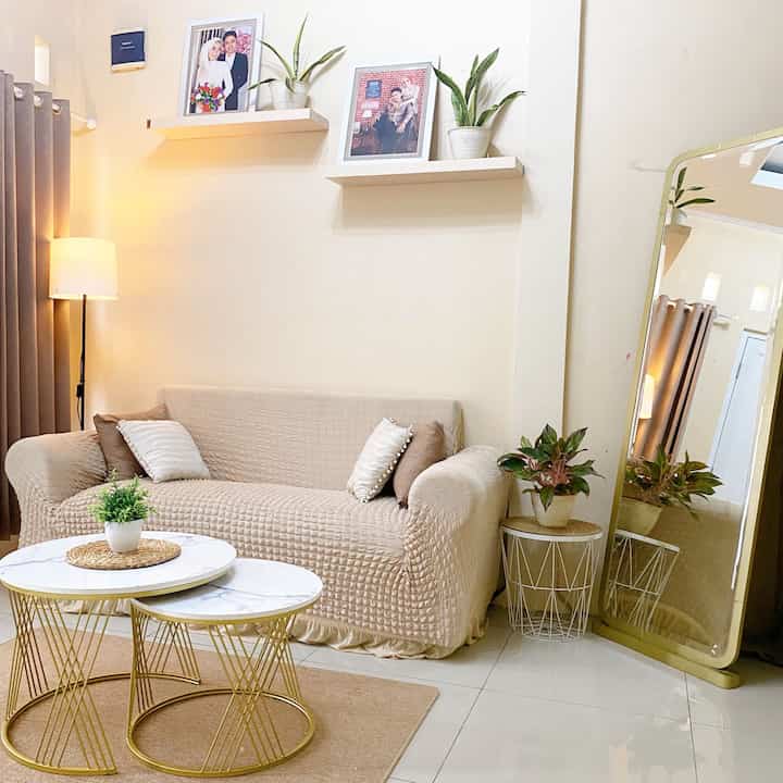 Style Rumah 

Untuk style rumah kami memilih minimalis dengan nuansa warna krem. Kami memilih style ini karena rumah ini berukuran sangat kecil dan juga kami menyukai hal yang simple. Kami menerapkan style ini untuk setiap ruangan di rumah kami. 
Tidak banyak furniture atau barang yang kami gunakan di rumah ini. Dengan harapan kami, supaya rumah ini tidak sempit dan nyaman untuk kami tempati 🫶🏻

#minimalist #homedecorinspo #roomdecorinspo #rumahestetik #rumahmungil #rumahdarabayu #rumahdibekasi 