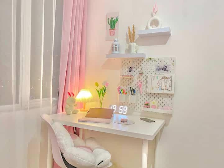 Hai ini sudut produktif aku sewaktu tinggal di apartemen. Untuk yang banyak menghabiskan waktu di meja apakah itu untuk belajar atau kerja semoga poto-poto ini menginspirasi ya 🥰

#StudyRoomIdea
#InspirasiRuangKerja
#IdeDekorasiMeja
#workspace