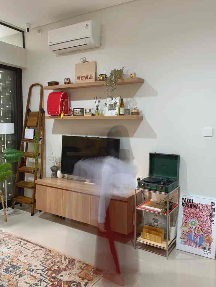 Selamat datang di ナマのおうち ‘Namanouchi’ alias rumah Nama.
Kami membeli rumah ini di tahun 2022, setahun setelah kami pulang dari merantau selama 5 tahun di Kanazawa, Jepang.

Tidak banyak perombakan yg kami lakukan dirumah ini, kami tetap menggunakan desain bawaan asli developer, dan hanya menciptakan ambience sesuai tema yg kami inginkan, yaitu Retro Japan atau Mid-century Japanese house ❤️🏠

Untuk mewujudkan rumah dgn tema Mid-century Japanese house, kami banyak bergantung pada penambahan benda2 dekoratif khas mid-century ditambah dengan aneka pajangan yg sebetulnya merupakan barang2 yg dulu kita gunakan sehari-hari saat masih tinggal di Jepang.
Seperti tas ‘Randoseru’ merah bekas putri kami sekolah di SD disana, wadah bento kayu, hingga paper bag sisa belanja.

Selain itu dalam memperkuat unsur mid-century dirumah ini, kami juga memajang vintage vinyl player, lampu-lampu dekoratif, karpet vintage, dan furniture custom yg didominasi nuansa kayu walnut 🤎

#midcenturyjapan
#roomdecorinspo
#rumahestetik
#retrojapan 