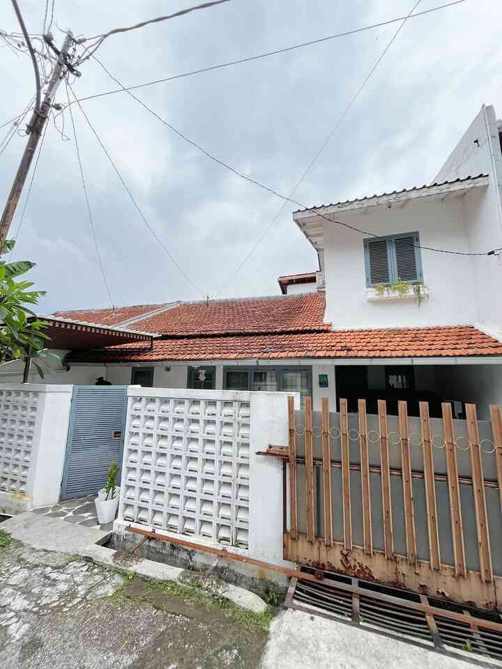 Tentang Fasad Rumah Bumi Philar. 
Ga banyak yang aku rubah dari fasad rumah ini. Karena aku dan suami ga pengen ngilangin bangunan dan bentuk lamanya. Kita hanya mengubah sedikit aja bagian depannya. Karena area taman depan fasad ini lumayan luas. Kita buat dudukan kayu dan kanopi untuk duduk” santai pagi or sore hari. Dan memajang tanaman” hijau di area ini. Pemilihan warna cat fasad hanya putih dan biru pada cat kusen dan pintu.

#FacadeStyle #IdeFasad #InspirasiFasad #fasad #homedecor #decoration #decorative