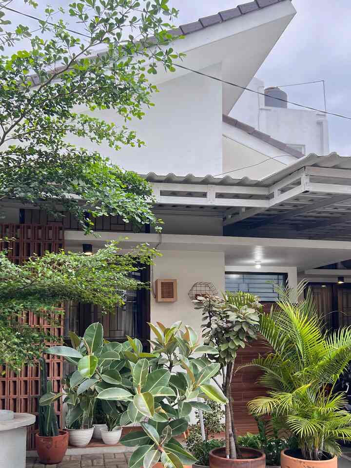 Fasad kami memiliki tema simple minimalis white yang kami padukan dgn sentuhan coklat pada jendela dan pintu aluminium. Ditambahkan roster dengan warna bata untuk mempercantik bagian depan rumah. 


#FacadeStyle
#IdeFasad
#InspirasiFasad
#roster
#designfasad
#ketapangkencana
#tamandepan
