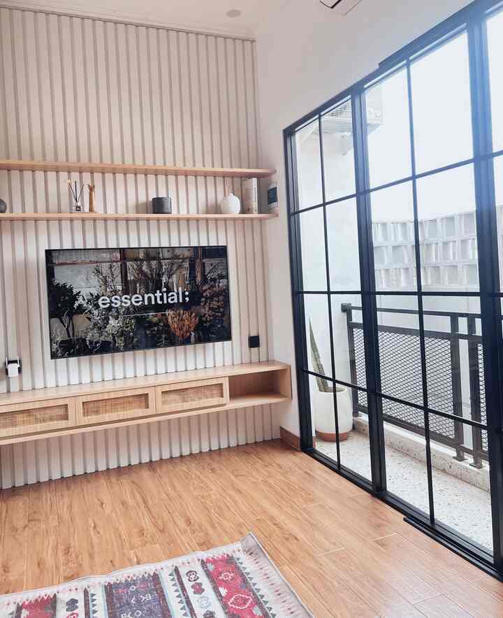 Style rumah kami yaitu campuran Japandi & Industrialis. Karena banyak motif kayu pada interior yang dibuat sedangkan untuk bangunan fisik dari cat, aluminium, motif lantai bertema industrialis dengan warna - warna seperti abu dan hitam. 

#japandi
#homedecorinspo / #roomdecorinspo
#rumahestetik
#industrial
#designjapandi
#designindustrial
#rumahcluster
#rumahmungil