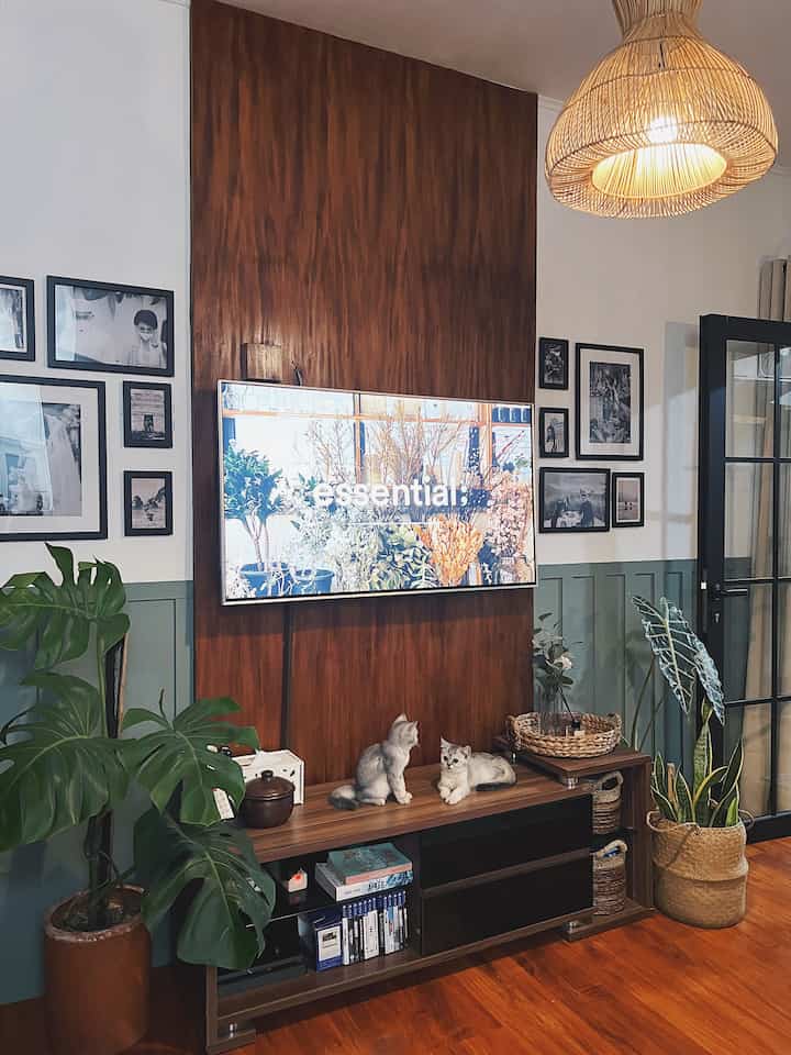 Halo tetangga Kimkim 👋🏻

Masih dengan tema tropical rustic, ruang tamu ini banyak menghadirkan unsur kayu & tanaman di dalam rumah, agar menciptakan suasana hangat & homey. Hampir semua ruangan di rumah Kimkim menerapkan style ini.

Material kayu menjadi highlight dari ruangan ini. Saya menyukai barang handmade dan berbau etnik, hal ini juga diterapkan pada pemilihan lampu gantung, cover pot & storage.

Tanaman di dalam rumah? apa nggak banyak nyamuk ? apa bisa hidup tanamannya ? pasti hal ini yang selalu jadi pertanyaan. Jawabannya nggak ada nyamuk kok. Agar tanaman tetap bisa tumbuh & hidup di dalam ruangan, juga harus diperhatikan sinar matahari, kadar air & kelembapan ya!. Tips nya, pilih tanaman indoor seperti lidah mertua, janda bolong, monstera, philo, calathea, dll. Letakan di area yg masih terpapar sinar matahari. Siram 2x seminggu, biasanya setiap weekend saya siram diluar ruangan, kalau sudah kering media tanamnya, bisa dimasukan lagi kedalam rumah.

Semoga terinspirasi yaa 😊

#rustic
#tropicalrustic
#homedecorinspo 
#roomdecorinspo
#rumahestetik
#LivingRoomStyling
#InspirasiRuangTamu
#StylingRuangTamu