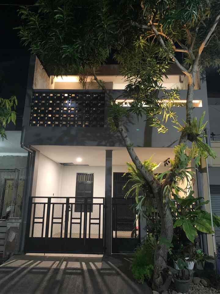 Fasad di nasr.living ini menggunakan style kontemporer minimalist. Dengan warna abu tua ,hitam dan putih. Fasad saat malam hari dengan permainan lighting pada spot2 yang menarik agar lebih dramatis
#nasrlivinh
#FacadeStyle
#IdeFasad
#InspirasiFasad