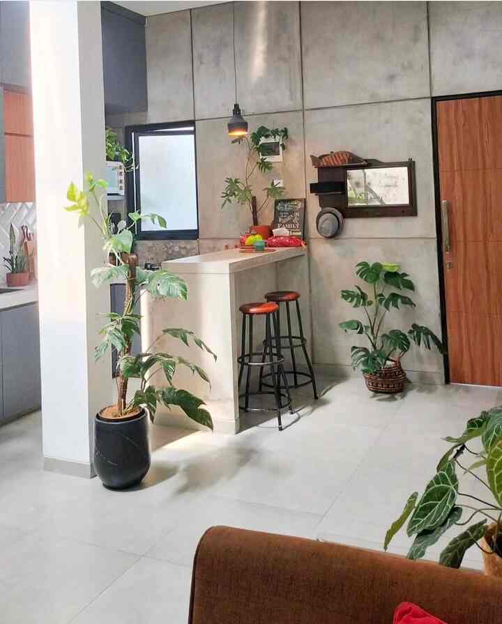 Tema rumah minimalis, namun untuk dapur, tema industrial menjadi kental dengan dinding semen ekspose dan meja bar cor coran.

Dapur kami berada di bagian depan rumah. Pintu yang terlihat merupakan pintu utama masuk rumah. 

Sedikit antimainstream. Tapi sengaja didesain seperti itu untuk memfasilitasi kebutuhan ruangan dalam rumah lahan terbatas.

Semoga bisa menjadi inspirasi ya.

#industrial #minimalis #homedecorinspo #rumahestetik #inspirasidapur #inspirasirumah #industrialkitchen