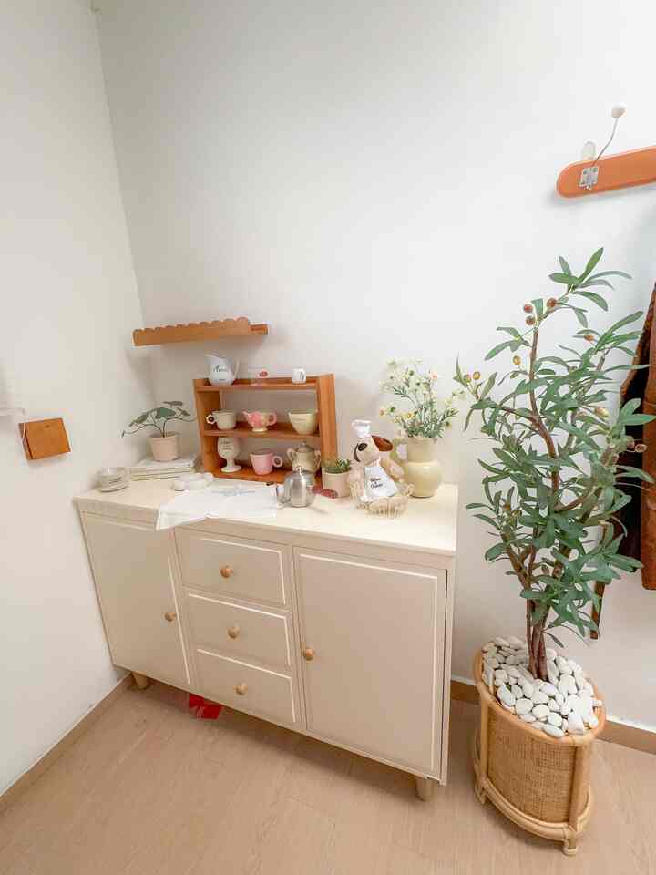 Setelah mendecorate bedroom, sekarang ku redecorate corner ku ini 🫶🏻 tipe dekoranku itu selalu white woody pastel 🥹


#minimalist #roominspo #roomdecorinspo #rumahestetik #ruangestetik #aestheticroom #inspo #koreanroom #studio 