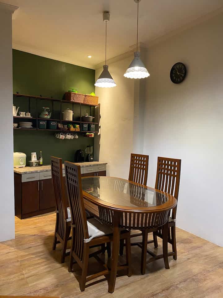 Ini adalah ruang makan favorite keluargaku. Menggunakan aksen cat warna hijau sebagai identitas rumah dan juga warna kesukaan orang tuaku. Untuk style ruang makan ini sebenarnya tidak terpatok pada satu jenis style saja, jadi jujur aku bingung menyebutkannya karena menyesuaikan selera orang tua dan furniture existing. Disini ada perpaduan material kayu, dan besi dengan aksen warna hijau klasik. Dibantu pencahayaan warna warm agar memberikan kesan hangat.

#Diningroomstyle #IdeDiningRoom #InspirasiDiningRoom #Ruangmakan #industrial