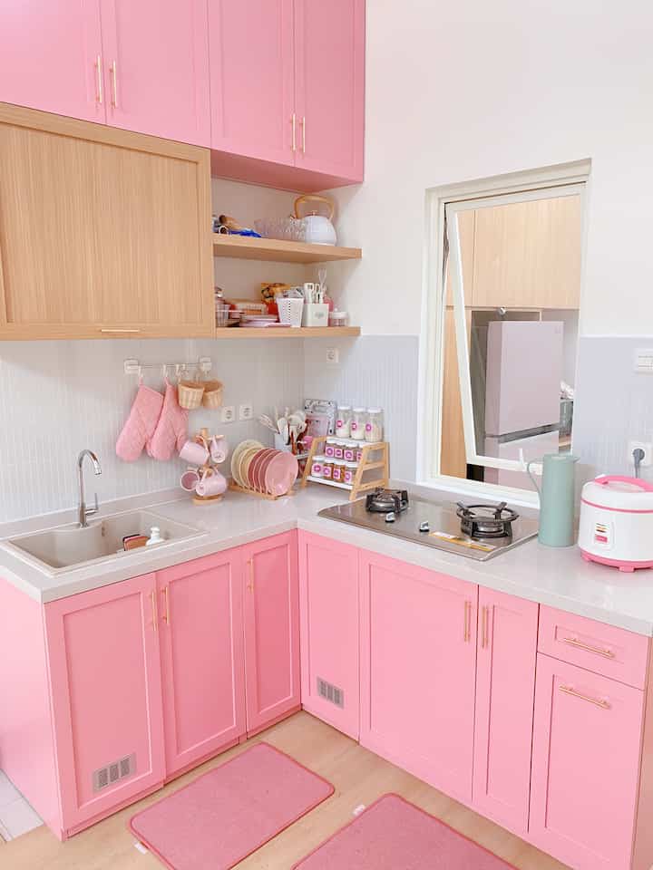 Dapur Pink menjadi pilihanku saat ini. Warna favorit yang aku suka banget. Walaupun kadang dapur pink suka dibilang norak, aku mau buktiin kalo dapur pink bisa kok jadi cantik dan estetik 🥹

#kitchenstyle #idekitchen #inspirasikitchen #inspirasidapur #idedapur #inspodapur