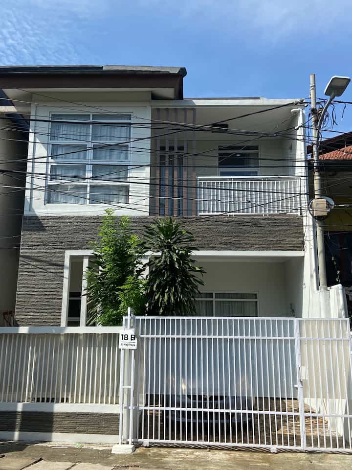 Dari luar, fasad rumah kami tampak minimalis. Ini merupakan fasad asli dari home owner sebelumnya, kami tidak merubahnya melainkan hanya melakukan cat ulang. Secara keseluruhan kami menyukai tampilan fasad ini. Ditambahkan dengan posisi bench di teras agar mempermudah ketika memakai atau membuka sepatu di teras.

#FacadeStyle
#ideFasad
#inspirasiFasad
#rumahsecond