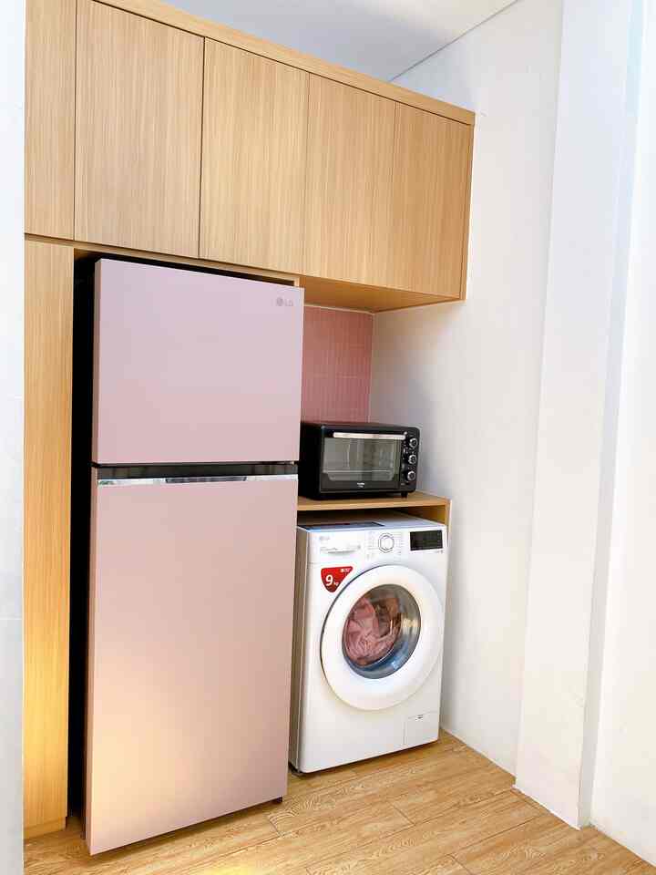 Laundry room ini konsepnya memang sangat minimalis. Simpel tapi cute. Karena emang aku desain untuk jadi laundry room sekaligus elektronik lainnya. Dengan lantai kayu granit senada dengan kabinetnya, bikin suasana hangat di ruangan ini.

#rumahestetik #homedecorinspo #minimalist #japandi #homeinspo #laundryroominspo