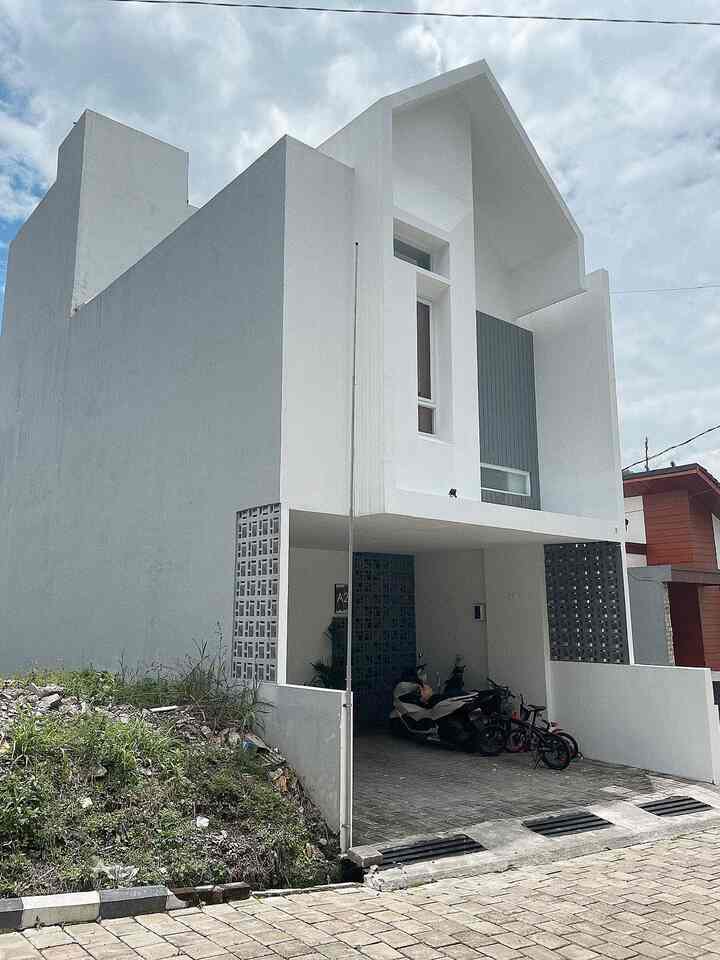 Dari awal pengen punya fasad yg minimalis dan simple.
Maka terbentuklah fasad ini, dengan tema scandinavian. Ciri khasnya dengan atap pelana.
Untuk mencapai gaya minimalis, dicat dominan warna putih dgn sentuhan warna abu muda disebagian part rumahnya.
Dekorasinya pun simpel, hanya menggunakan roster selain sebagain hiasan juga agar hujan tidak tempias. Didinding bagian luar memakain conwood dicat abu biar keliatan manis.
Rumah ini tidak dipagar krn berada dalam lingkungan cluster, insyaallah aman.
#FacadeStyle
#IdeFasad
#InspirasiFasad
#ScandinavianStyle
#MinimalistFacade
#SplitLevelHouse