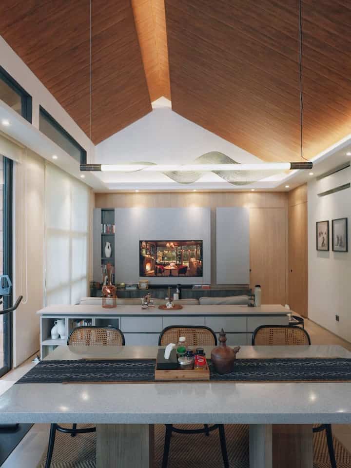 角の家のインテリアのテーマは、トロピカルなタッチを加えたモダンなミニマリストというファサードのテーマと調和しています。ベージュ、グレー、白、黒の色調の家具を中心に使用し、暖かく居心地の良い雰囲気を作り出していることがわかります。この住宅のコンセプトはオープンプランなので、キッチン、ダイニング、リビングが仕切りがなく一体となり、広々とした印象を与えます。

この家のスタイルと装飾は、オープンプランのコンセプトにより部屋が一つになっているため、忙しすぎる印象を避けるために非常にミニマリストです。アットホームな印象を出すために、家の数カ所に植物や照明を置いてみました。
_
#モダンミニマリスト
#モダントロピカル
#ホームデコインスタポ
#RoomDecorInspo
#ホーム美学
#アットホームコーナー
＃入り口
#エントランス装飾