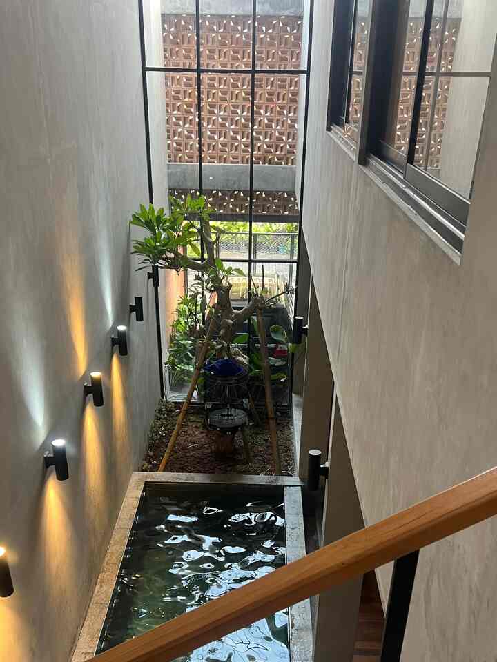 Tropical house menjadi tema rumah buaran. Meskipun, karena memang kami mengisi rumah ini dengan bertahap, unsur “hijau” masih jauh dari yg diimpikan. Pemilihan tanaman yang bisa hidup dengan sinar matahari minim juga menjadi pertimbangan. Pemilihan furniture masih didominasi unsur kayu, namun pemilihan sofa berwarna krem, masih menjadi pilihan kami untuk kenyamanan. Selamat datang di rumah buaran 😀🙏🏻

#tropicalhouse #homedecorinspo #rumahestetik #indonesianhome #rumahbuaran 