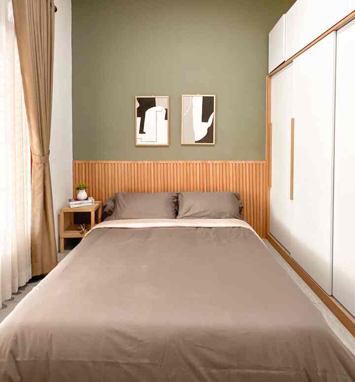 Hallo temen-temen O!house welcome to Keinahouse 😊

Rumah ini berkonsep japandi, dengan furniture dominan white & wood, di kamar utama sengaja kami beri warna greean leaf di satu bagian dinding agar terkesan lebih fresh . 

Menurut kami konsep japandi dengan dominan warna white & wood menjadikan rumah ini terasa lapang dan clean. Cocok banget untukukuran rumah kami yang tidak terlalu besar jadi terkesan lebih luas . 

#japandi #homedecorindpo #rumahestetik #livingroom #bedroom #kitchen 