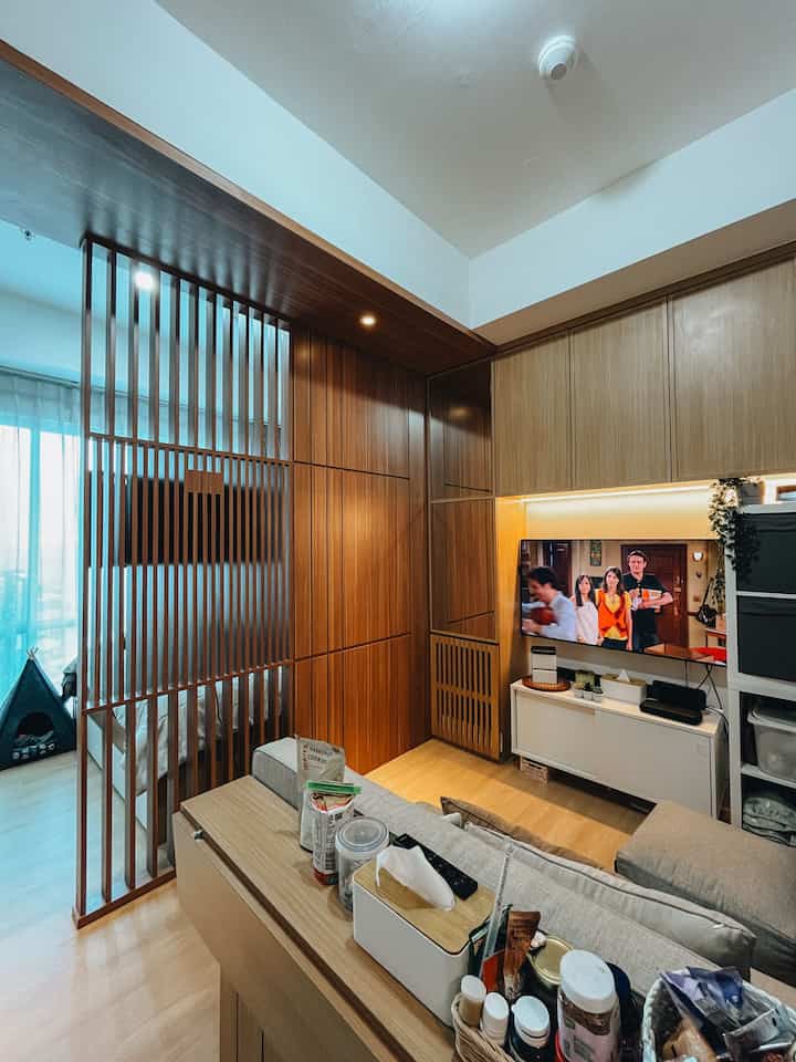 Japandi studio apartment.
Dari dulu selalu tertarik sama nuansa jepang dan punya mimpi kalo punya tempat tinggal maunya dengan nuansa Jepang. 
Akhirnya ketemu desainer interior yang punya portfolio Japandi yang bagus banget. Langsung deh ga mikir panjang direalisasikan.

Aku suka banget dengan tema Japandi karena dengan nuansa coklat dan putih semua terlihat sangat warm dan nyaman dan tidak dingin.

Tema japandi terutama aku terapkan untuk area living room, dengan sekat nuansa kayu. Tidak lupa menambahkan LED strip dan spotlight untuk menambahkan kesan hangat. 

#japandi
#homedecorinspo
#rumahestetik
#tinyapartment
