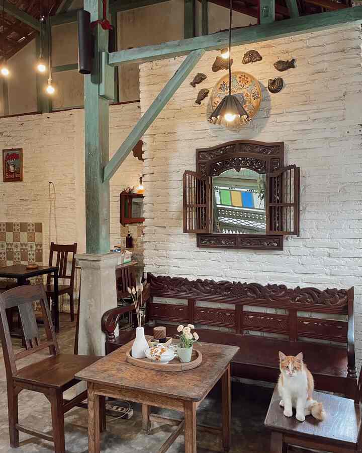 Rumah ini masih mempertahankan bangunan lawas dan barang barang antik milik nenek, karena semua perabot kebanyakan ukiran dan bentuknya di desain sendiri oleh nenek, itu adalah kenangan yang tidak bisa di ganti begitu saja. Kami hanya menambahkan sentuhan-setuhan kecil untuk membuat rumah ini terasa lebih hidup. Beberapa renovasi juga dilakukan karena bangunannya sudah berumur 50 tahun lebih. Dan mendaur ulang barang bekas seperti cetakan kue dan teko air yang dijadikan lampu gantung. Bisa dikatakan rumah ini bergaya etnic tapi terkadang menjadi midcentury 
#etnik #etnic #midcentury
#homedecorinspo
#rumahestetik 