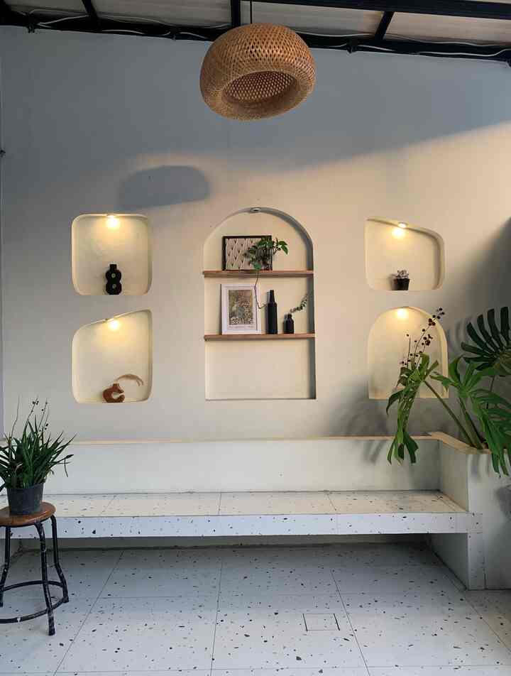 •ボヘミアンな雰囲気を備えたミニマリズム•

ミニマルでボヘミアンをテーマにしたテラスです。我が家はそれほど広くないので、来客を迎える場所や、カフェのようにリラックスしておしゃべりする場所として利用しています。

このスタイルを実現するために、このテラスを美しく見せるアーチ、花瓶、籐のランプ、モンステラ植物などの壁の装飾要素を提供します。

#ミニマリスト #bohemian #homedecorinspo #roomdecorinspo #rumahestetik