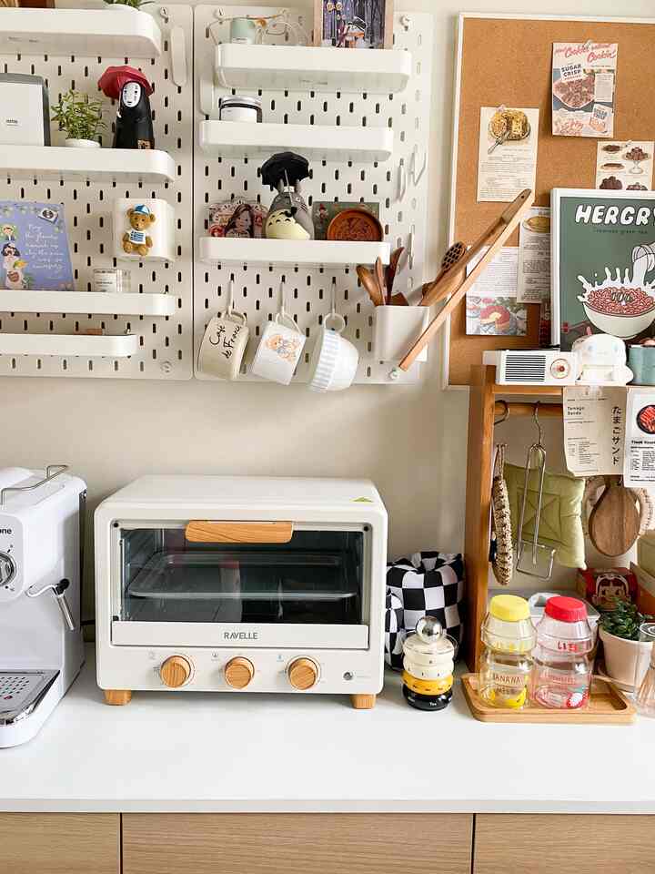 Ruangan ini adalah dapur bersih dirumahku..
punya style minimalist mix korean vibes, dengan eleman wooden n white untuk furniture dan elektroniknya seperti lemari, mesin kopi dan oven.

Untuk dekorasi agar lebih cantik aku memasang papan berlubang untuk storage coaster dan menggantung beberapa gelas.

#koreanstyle 
#korean #roomdecorinspo
#rumahestetik #rumahkoreanstyle #rumahdibandung #rumahdengananak #rumahminimalis #rumahkerja  