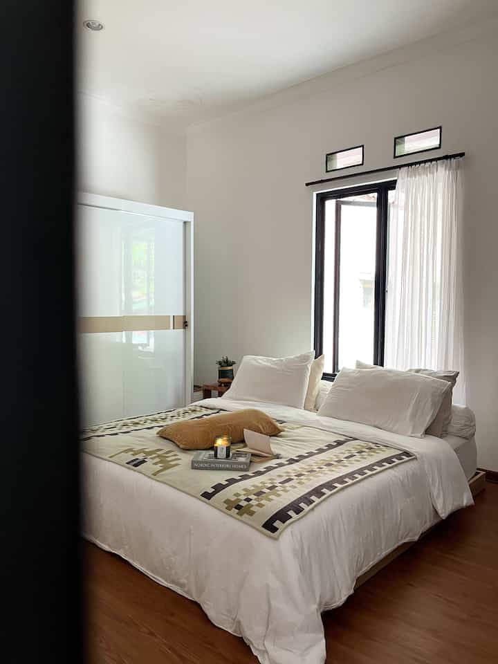 Bedroom Style 
Kamar di #rumahmaknaa berada di lantai mezzanine. Berbeda dari lantai dasar yang banyak menggunakan warna abu dan hitam. Di kamar kami lebih banyak menggunakan warna white & wood. Bisa dibilang style di kamar tidur kami lebih ke arah japandi minimalis. Tapi ternyata dengan menambahkan throw diatas kasur, jadi ada aksen bohonya yaa hehe. 

Tidak dipungkiri kedepannya style kamar tidur ini akan berubah. Tapi yang pasti saat ini kami nyaman dengan tone warna white & wood di area kamar tidur karena memberikan kesan clean, lebih lapang, dan nyaman. 

#Japandi #JapandiMinimalis #BedroomJapandi #Homedecorinspo #roomdecorinspo #rumahestetik