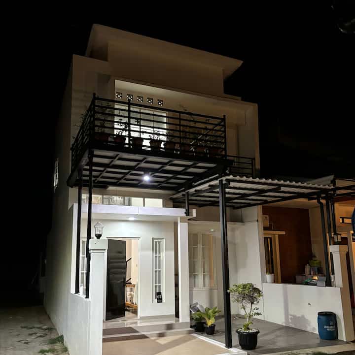 Facade dengan tema simple minimalist dengan banyak jendela besar untuk menghasilkan cahaya terang alami dari matahari di siang hari ✨

#FacadeStyle #IdeFasad #InspirasiFasad #FasadMinimalist #KanopiBalkonFasad