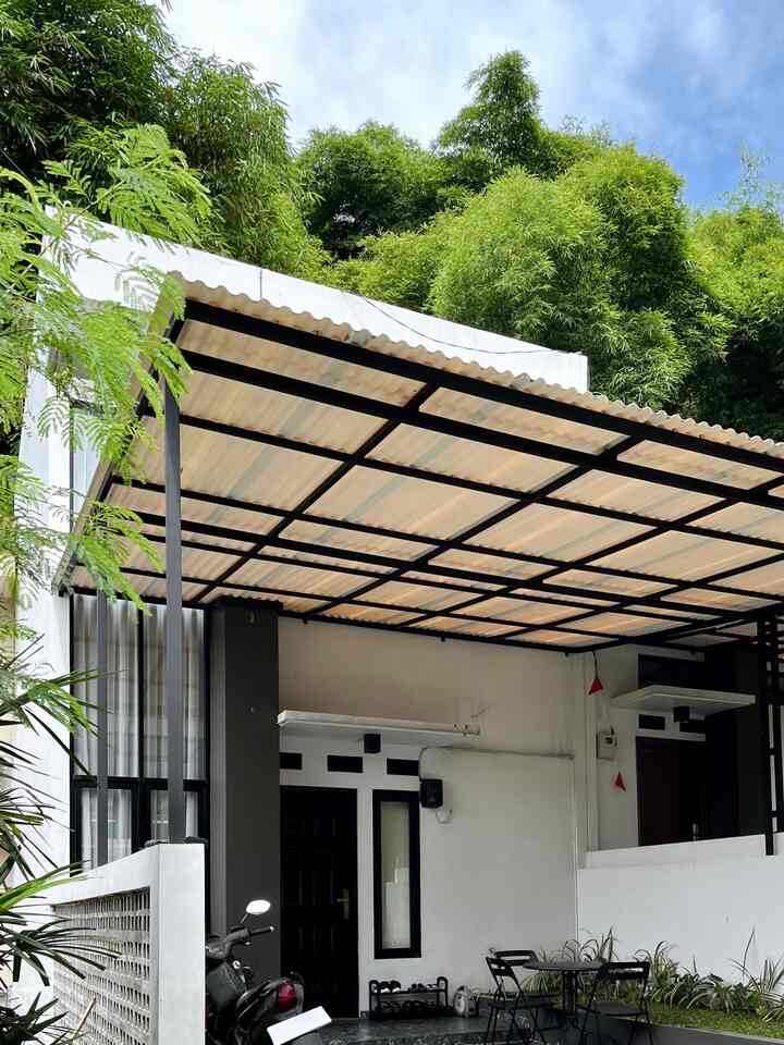 Fasadku setelah 2,5 tahun. Terlihat sudah butuh di cat ulang ya hehehe

Bisa dibilang pemasangan kanopi di fasad rumah ini agak maksa karena menganggu desain fasad dimana jendela tinggi jadi terpotong. Tapi saat ini, kanopi yang lebih dibutuhkan.

Sebenarnya fasad ini belum 100% sesuai desain yang sudah dibuat karena #rumahmaknaa memang rumah tumbuh. Jadi kedepannya mungkin akan berubah. 

#FacadeStyle 
#IdeFasad
#InspirasiFasad
#IndustrialMinimalis #Minimalis
#TinyHouse