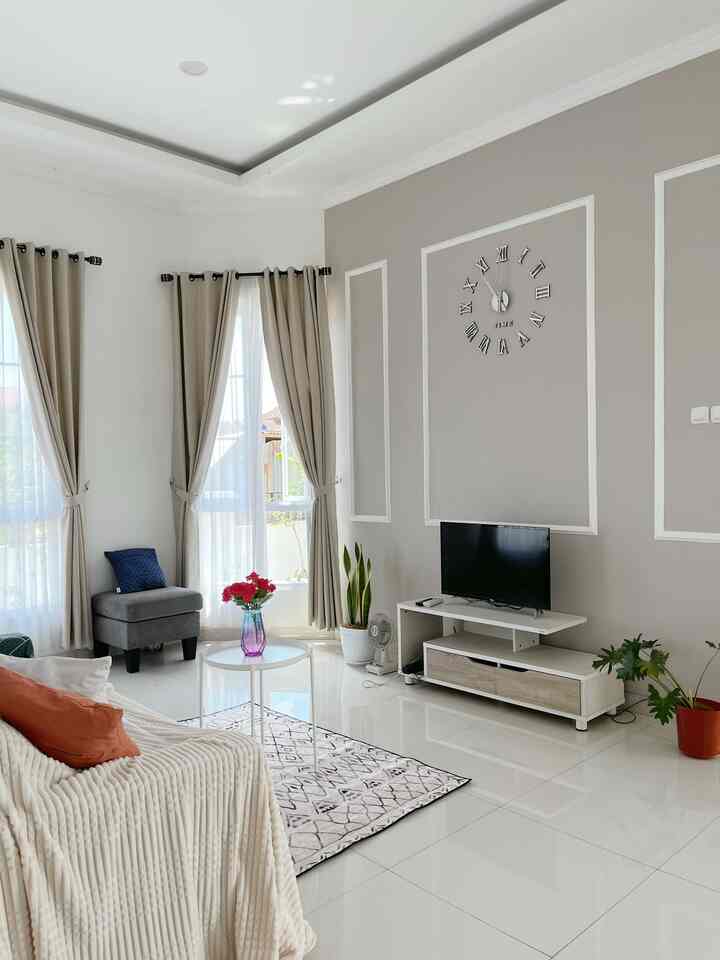Open Plan House🏠

Rumah kami menggunakan tema Open Plan atau Open Space house dimana Living Dinning dan Kitchen berada di satu area✔️

Alasan kami menggunakan konsep ini agar rumah terkesan luas dan pencahayaan 💡bisa maksimal selain itu agar area beraktivitas bisa menyatu🪻. Untuk ruang private seperti kamar tidur ada di belakang rumah.🧸

Karena dalam satu area apabila terlalu banyak warna akan menimbulkan kesan yang tidak rapi, jadi kami menggunakan sedikit warna saja seperti coklat natural, putih, abu abu dan hijau dari tanaman hidup🛋️

#OpenPlanHouse #OpenSpaceHouse #HomeDecorInspo #RoomDecorInspo #RumahEstetik