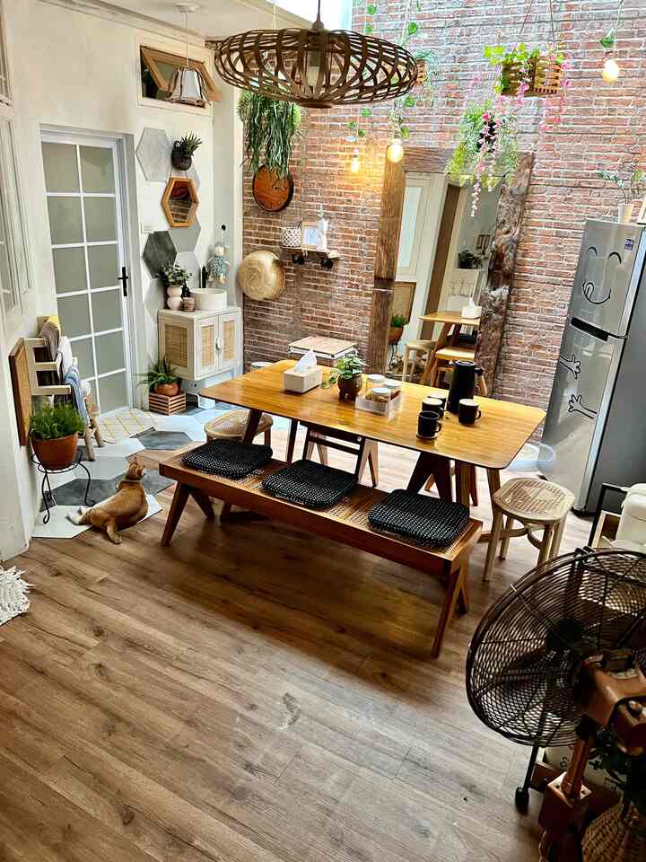 𝐍𝐀𝐓𝐔𝐑𝐀𝐋 𝐕𝐈𝐍𝐓𝐀𝐆𝐄 𝐇𝐎𝐌𝐄

adalah style rumah aku. Vintage karena rumah lawas (1999), Natural aku ingin kembali ke nuansa alam walaupun tidak punya backyard 😁. Pilihan furniture kekayuan (kayu jati) adalah yg paling tepat untuk meggambarkan back to nature. Nuansa warna hitam, putih, abu, dan kayu adalah yang paling dominan di rumah ini. Jadi kalau berburu gelas dan piring, dan pritilan2 lainnya, pilihannya hitam atau putih dan dipercantik dengan bambu untuk warna kayunya, seperti mug dan tatakan bambu dari Ikea ini … 🥰, jadi untuk mendekor rumah tidak harus rumah baru, cukup rumah lawas yang dipercantik dengan pernak perniknya 😍, moga menginsipirasi ya 😍
#homedecorinspo #naturalvintagehome #industrialvintagehome #roomdecorinspo #rumahestetik #aethetichome #diningroom #rumah120m2 #ikea #informa #acehardware