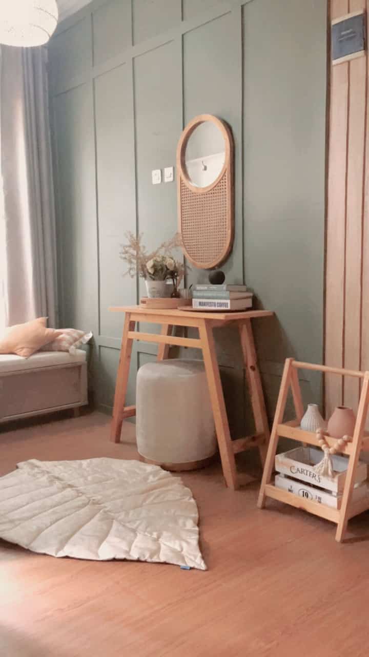 Ruang Tamu - Area Dapur Open Space
Japandi Minimalis....

Lebih banyak memakai ornamen" bahan kayu, Board wallpanel, konsol, island Table, kursi minibar.....
natural....homey....

#JapandiMinimalis
#RoomDecorInspo
#RumahEstetik
#LivingRoomminimalis
#IslandTable #minibar #KitchenArea
