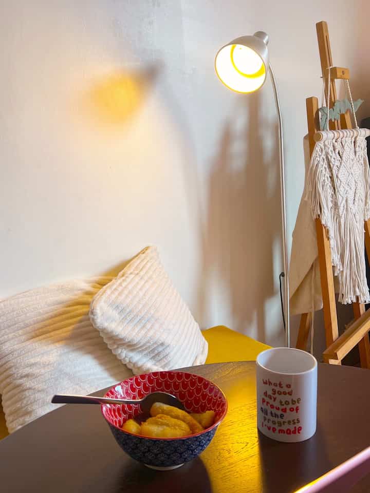 Berawal dari menyukai warna warni dengan kombinasi kayu, akhirnya kami menemukan tema rumah yang cocok dengan style kami, yakni mid-century modern home✨

Warna kayu warna gelap, gabungan stainless dan sentuhan warna-warni bold sebagai aksen dan vocal point membuat manis ruangan. Rumah jadi terasa semakin homey🥰

#midcentury
#homedecorinspo #roomdecorinspo 
#90sqm #rumahestetik #depok #homerenovation #homeoffice