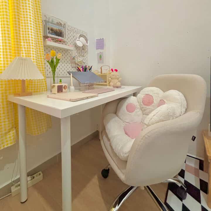 Jujur aku banyak menghabiskan waktu untuk belajar karena mau lanjut kuliah. Supaya betah berlama-lama di meja belajar aku mendekor ruang belajar menjadi lebih aesthetic. Dekorasi yang aku pakai saat ini adalah bertema pastel. Semoga ruang belajar atau kerja ini bisa menginspirasi ya 🌼🌸


#pastelroom #roomdecorinspo #ruangestetik