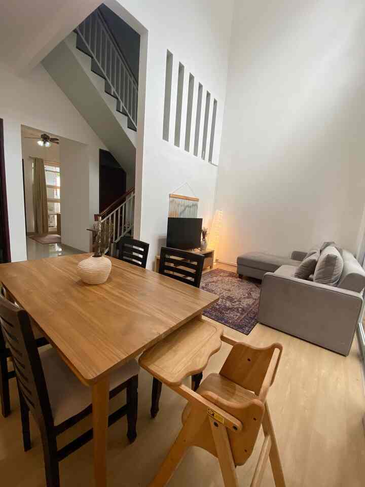 Dalam perjalanan mengisi rumah, kami tidak menentukan interior rumah secara spesifik. Namun kami sama-sama ingin ruangan yang terkesan luas dan terang, dan pada akhirnya style kami banyak di pengaruhi oleh Nordic style maupun Japandi, dan ada unsur vintage juga. Kami percaya bahwa rumah akan berprogres bersama penghuni nya, perubahan interior rumah pun akan terjadi seiring berjalannya waktu. Bagi kami, yang penting kami merasa nyaman dan tidak hanya estetik, tetapi juga bisa memberikan rasa senang ketika melihatnya. #japandi #nordic #danish #homedecorinspo #rumahestetik