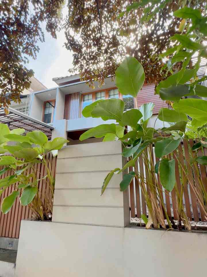 Facade rumah yang jarang bgd tampil, designnya sederhana memanfaatkan facade rumah lama. 

#facadestyle #idefasad #inspirasifacade #homesweethome 