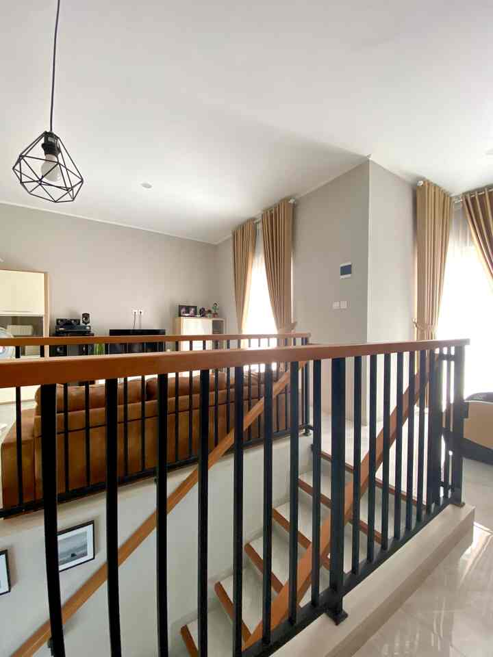 Minimalist itulah konsep yang aku terapkan di rumah ini. Kenapa? Karena aku dan suami bener-bener tipe yang simple dan itu pula yang membuat kami menata rumah dengan konsep minimalist.
Untuk menerapkan konsep itu di rumah kami, kami memadupadankan furniture dengan warna-warna basic natural seperti white, wood, black dan cokelat muda.
Kami tidak terlalu banyak menempatkan dekorasi, hanya kami permanis ruangan dengan menambahkan elemen hijau dari tanaman artificial.

#Minimalist
#HomeDecorInspo
#RumahEstetik
#RoomDecorInspo
#ModernMinimalist
#Bandung
