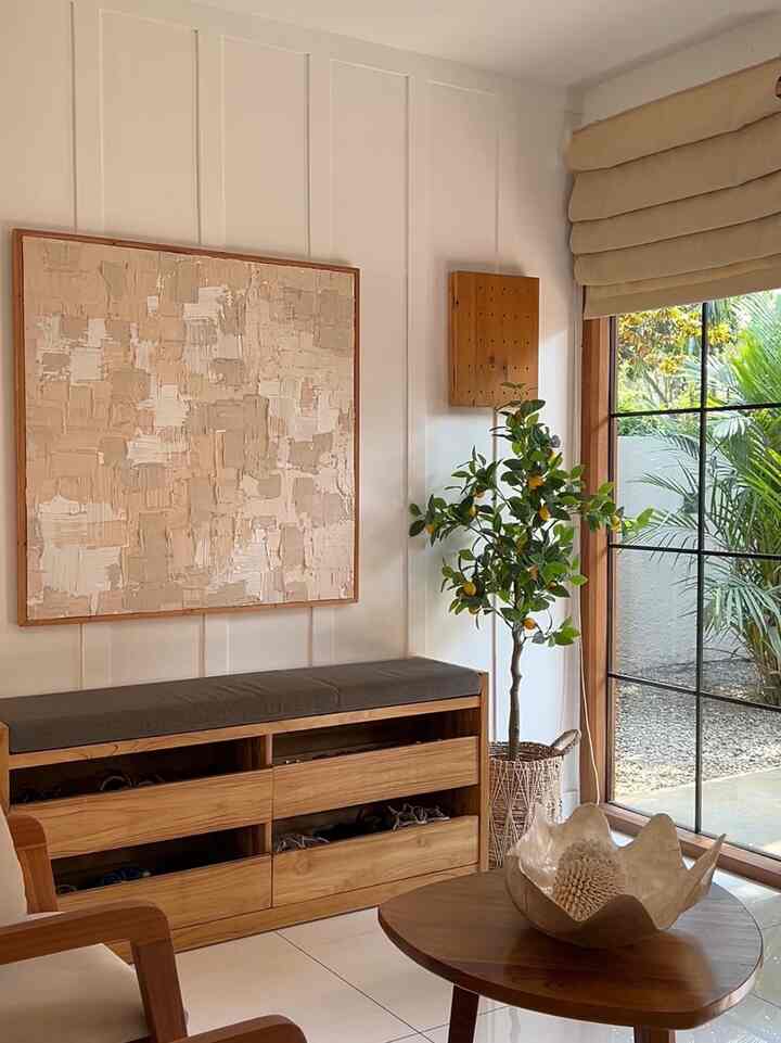 Konsep rumah ku ini modern kontemporer, simple and everlasting. Biar ga terlalu monoton aku tambahin beberapa aksen kayu jati di rumah ku sebagai interior nya :) 

#modernkontemporer #homedecorisinspo #roomdecorinspo #rumahestetik #homesweethome