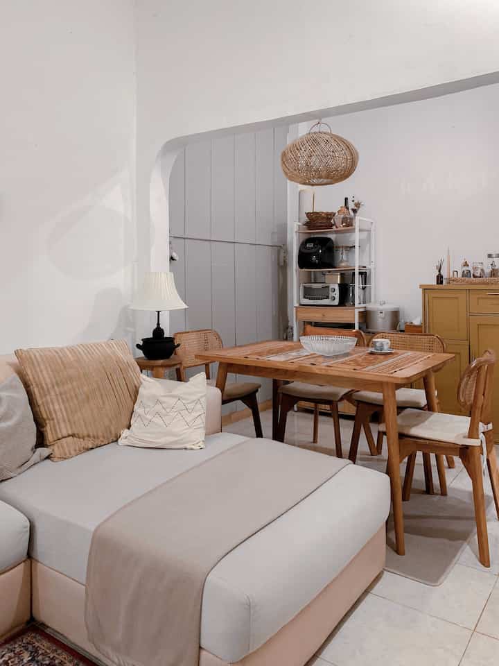 Tema ruangan ini bisa dibilang #japandi tp ada juga unsur classicnya sedikit, jd sebenarnya tidak ada tema khusus 😅
-
Aku suka furniture dari kayu dan furniture klasik antik.
-
Warna ruangan juga dibuat netral agar tidak terkesan sempit

Semoga menginspirasi🫶🏻

#homedecorinspo
#roomdecorinspo
#rumahestetik
