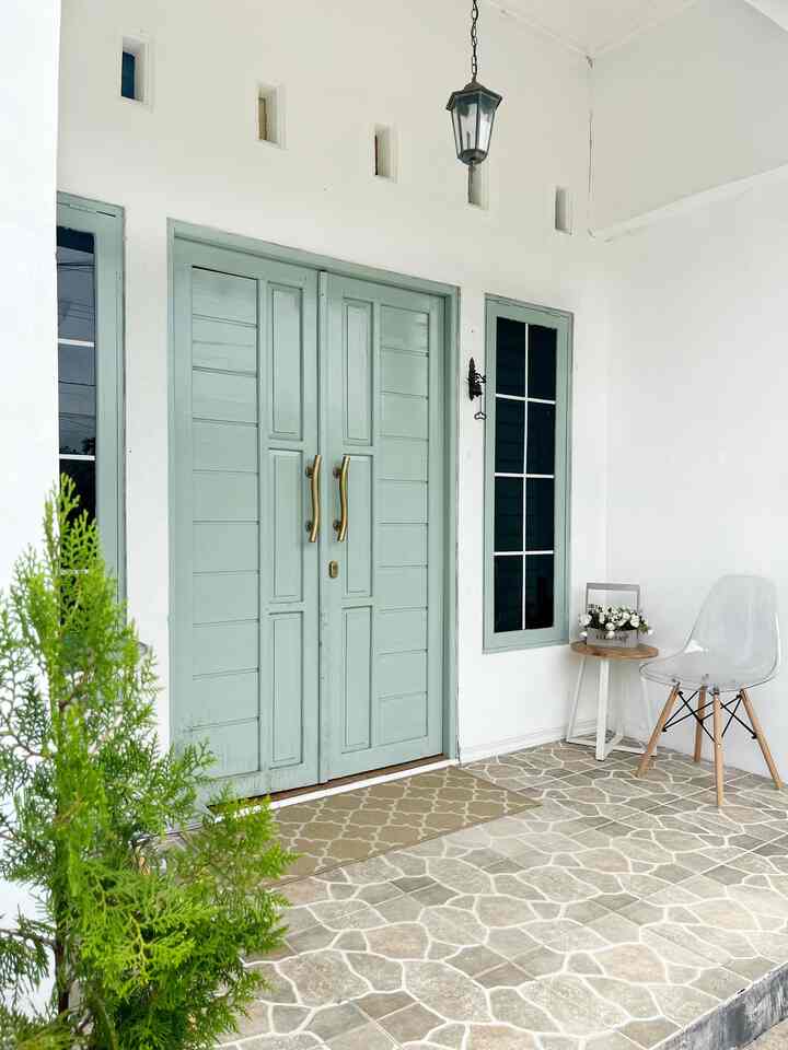 Hello everyone, vintage house facades have appeared again.
I chose a simple and vintage facade style because I like the style of European and American country houses.

I painted the facade white, combined with double doors and vintage mint sage green frames. I added a hanging and hanging lamp made of wrought iron, I also added a small bell made of iron to give a strong vintage feel.
The wide garage also adds a vintage impression to the facade of this house.
I added woodplank (fiber cement) as an accent in the garage. To give the impression of using wood material.

 #FacadeStyle #IdeFasad
#InspirationFacade #farmhouse #vintagehome #americanclassic #rumahyasmine