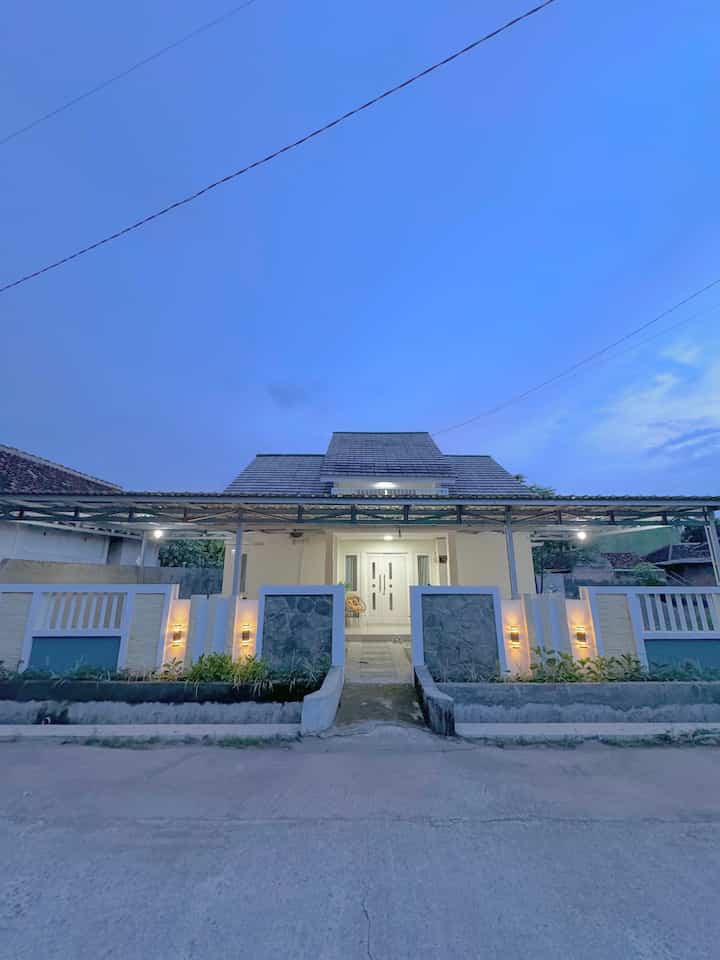 • Fasad Rumah Putih Minimalist di pedesaan 🤍✨

Rumah ini masih mungil minimalis namun memiliki teras depan dan belakang yang cukup lebar, bangunan ini sengaja menggunakan dominan warna putih supaya memberi kesan luas. 
Bangunan yang masih kecil ini dikarenakan rencananya bertumbuh untuk kedepannya, 

Menggunakan 2 pintu pagar, 1 depan rumah yang hanya cukup untuk dilewati motor dan 1 pintu pagar samping rumah untuk dilewati mobil. 

Simple dengan warna netral dan tidak terlalu banyak warna memang sengaja kami pilih karena kami tidak ingin terlalu banyak warna untuk eksterior rumah ini. 

#FacadeStyle
#IdeFasad
#InspirasiFasad
#RumahMinimalis
#RumahPedesaan
#RumahMezzanine
