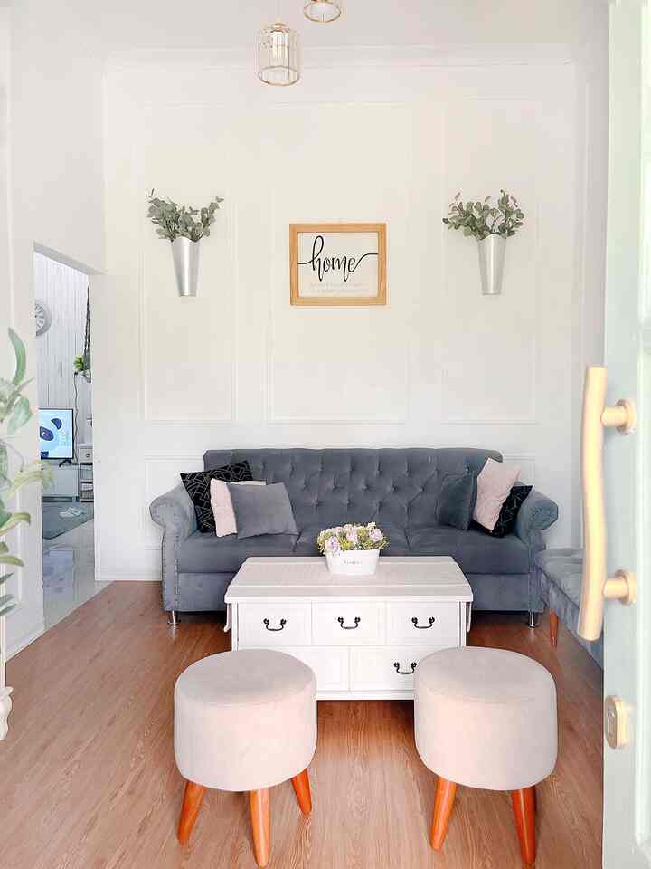 Gaya American Classic mix modern farmhouse aku terapkan hampir di semua ruangan dirumah. Seperti fasad ku yang bergaya vintage aku memang fans berat rumah american classic dan farmhouse. 
Warna warna netral aku pilih seperti putih, abu-abu,  hijau sagemint, sentuhan warna gold dan kayu. 

Tips rumah gaya American Classic: 
Cat putih mendominasi
Penggunaan wall moulding / wallbatten
Sentuhan gold dan logam tembaga
Furniture kayu
Furniture bergaya classic dengan lekukan pada kaki juga beberapa ukiran.
Walldecor berupa lukisan
Tambahkan pajangan bunga dan vas classic

#americanclassic #farmhouse #modernfarmhouse 
#homedecorinspo #roomdecorinspo
#rumahestetik #vintage #rumahyasmine #koreanvintage #vintagehome